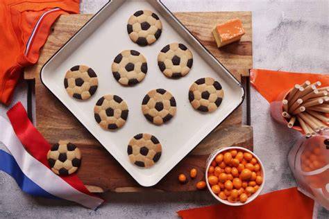 zelfgemaakte voetbalkoekjes op bakplaat