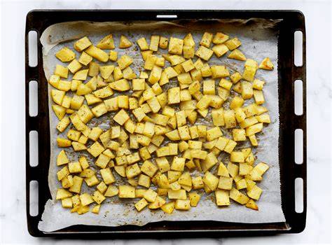 krokante aardappelblokjes op bakplaat