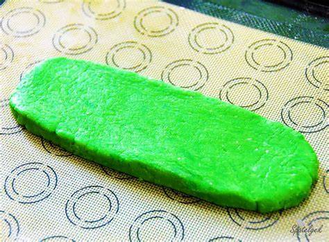 Groene pandan rolfondant uitrollen