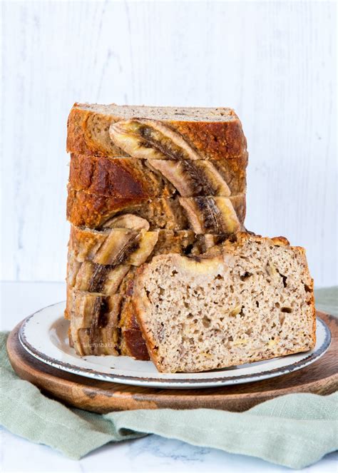 Gezond bananenbrood met banaan bovenop