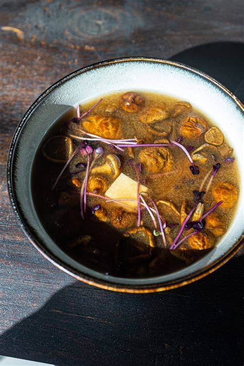 Kom misosoep met tofu en paddenstoelen