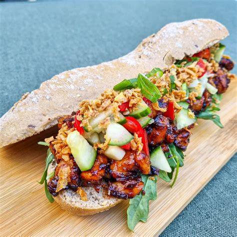 Broodje gemarineerde kip met rucola