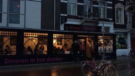 Dineren in het donker restaurant