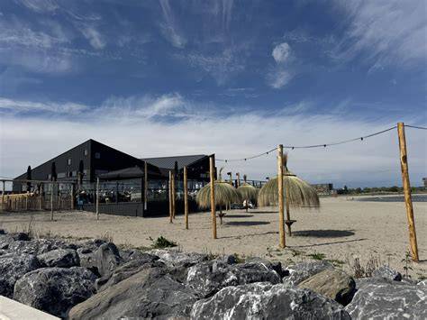 Strandpaviljoen Titus met uitzicht Noordzee