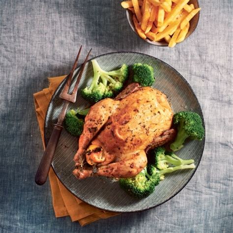 kip met friet en broccoli