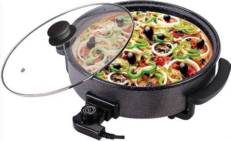 Elektrische hapjespan met pizza op tafel