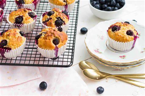 Grote muffins met blauwe bessen en chocolade