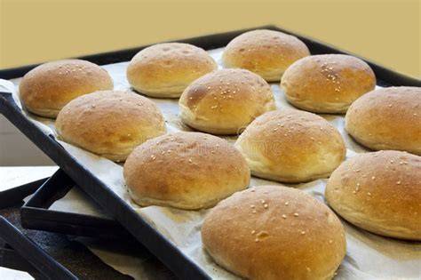 Versgebakken vanillekoekjes op bakplaat