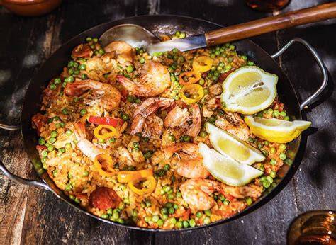 Paella met rijst in brede pan