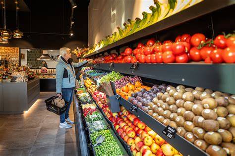 Verse groenten en fruit in winkel