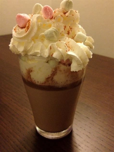 Warme chocolademelk met slagroom marshmallows