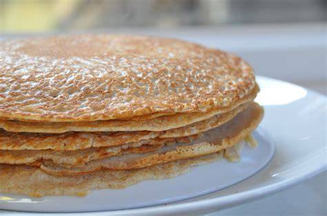 Volkoren pannenkoeken in koekenpan bakken
