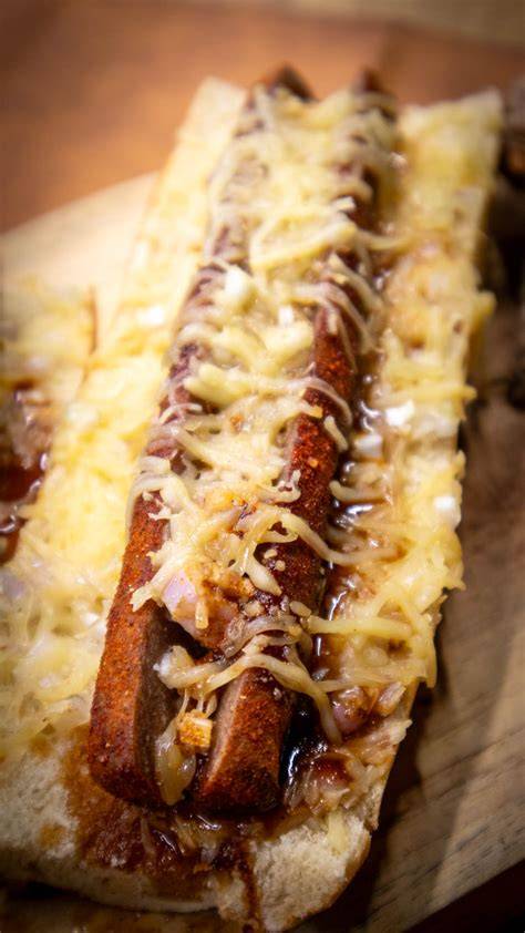 Broodje frikandel speciaal met gesmolten kaas