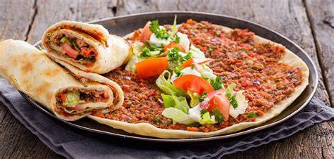 Traditionele lahmacun met verse toppings