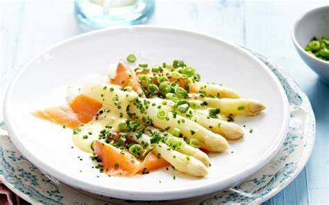 Witte en groene asperges met gerookte zalm