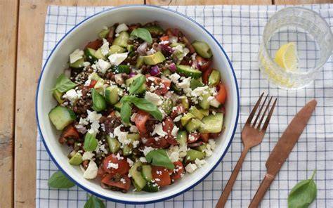 Linzensalade met feta en avocado