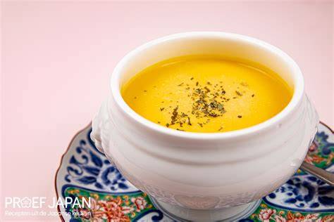 Kom Japanse pompoensoep met kabocha