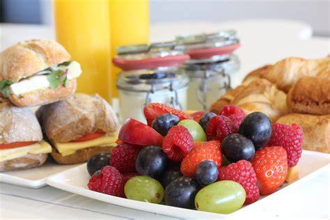 Moederdagontbijt met broodjes en fruit