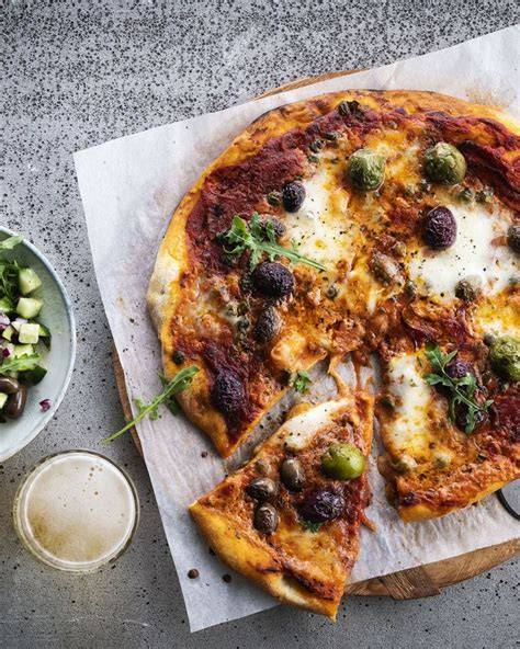 Pizza met zeevruchten, ansjovis en olijven