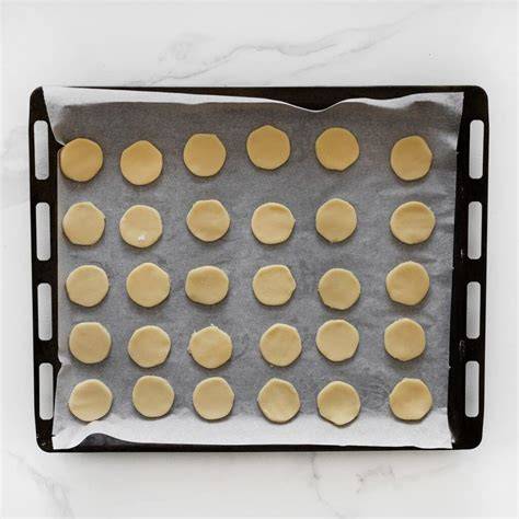 Bakplaat met koekjes in oven
