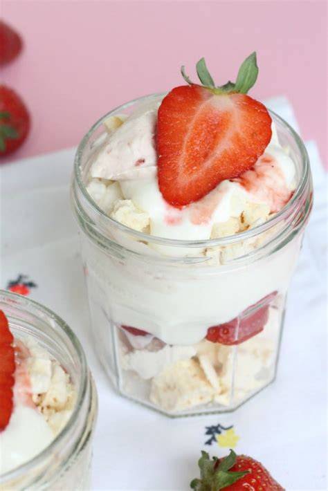Eton Mess met yoghurt en aardbeien