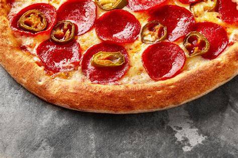 Pizza nacho’s met pepperoni en gesmolten mozzarella