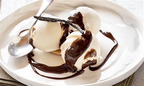 Vanille softijs met chocoladesaus