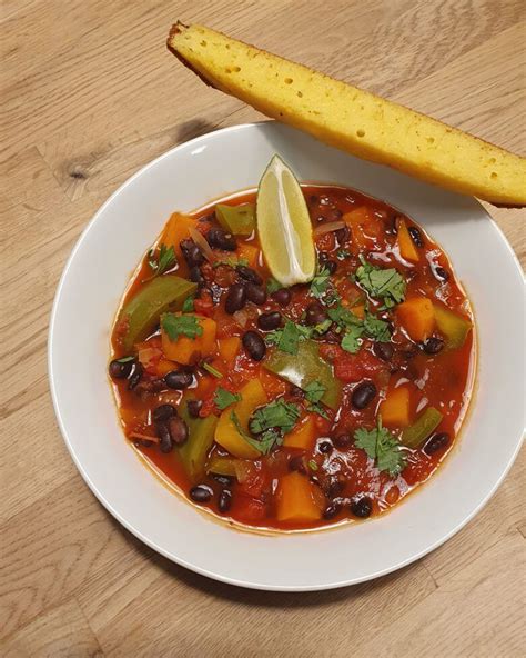 Vegetarisches Chili mit Bohnen und Paprika