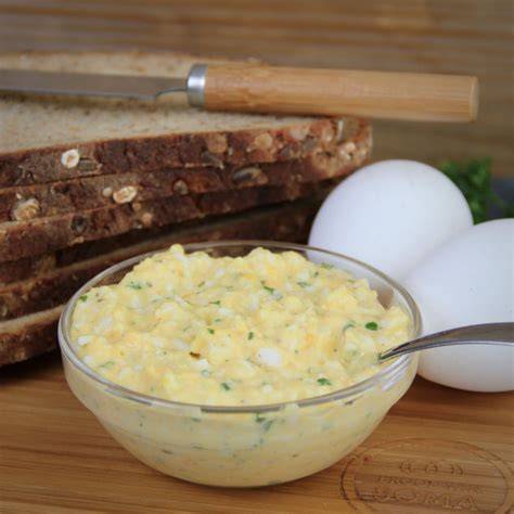 Eiersalade op brood met rucola