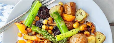 Vegetarische traybake met groene asperges